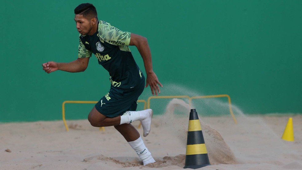 Rony, atacante do Palmeiras, durante treinamento físico na Academia